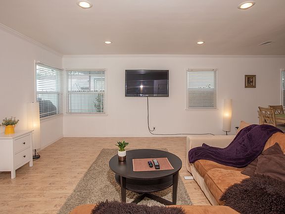 4th image of 7518 Newcastle Ave