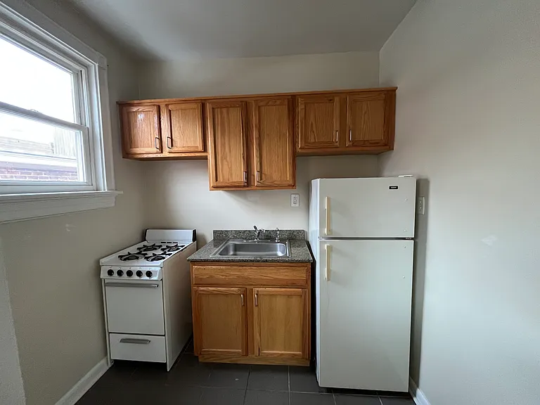 West Franklin Apts — Photo 17
