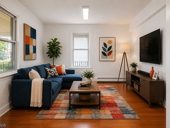 4th image of 930 W 5th St