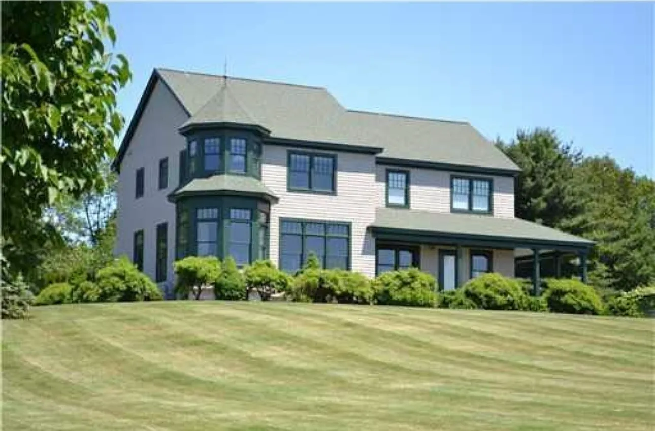 5 bed, 4.5 bath, 4653 sqft, $8,500 — Photo 3