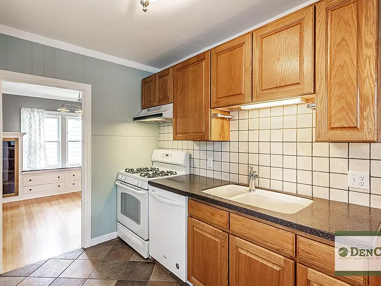 1402 S York St — Photo 12