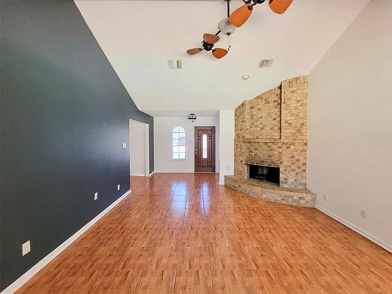 409 S Travis St — Photo 7