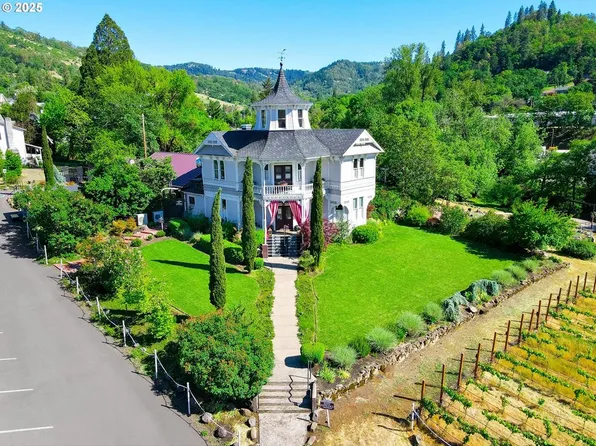 1772 SE Jackson St, Roseburg, OR 97470