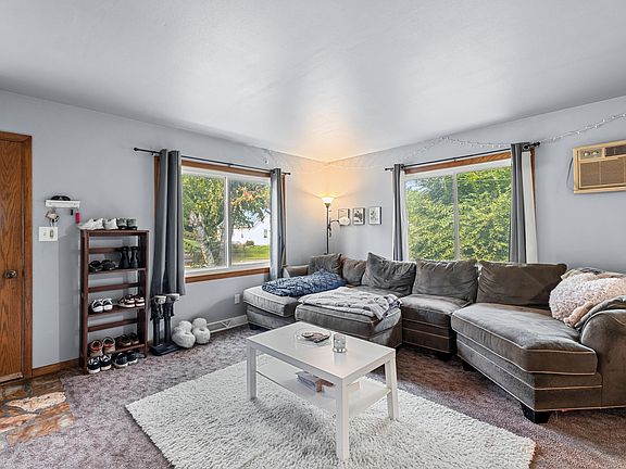 4th image of 221 Spring St
