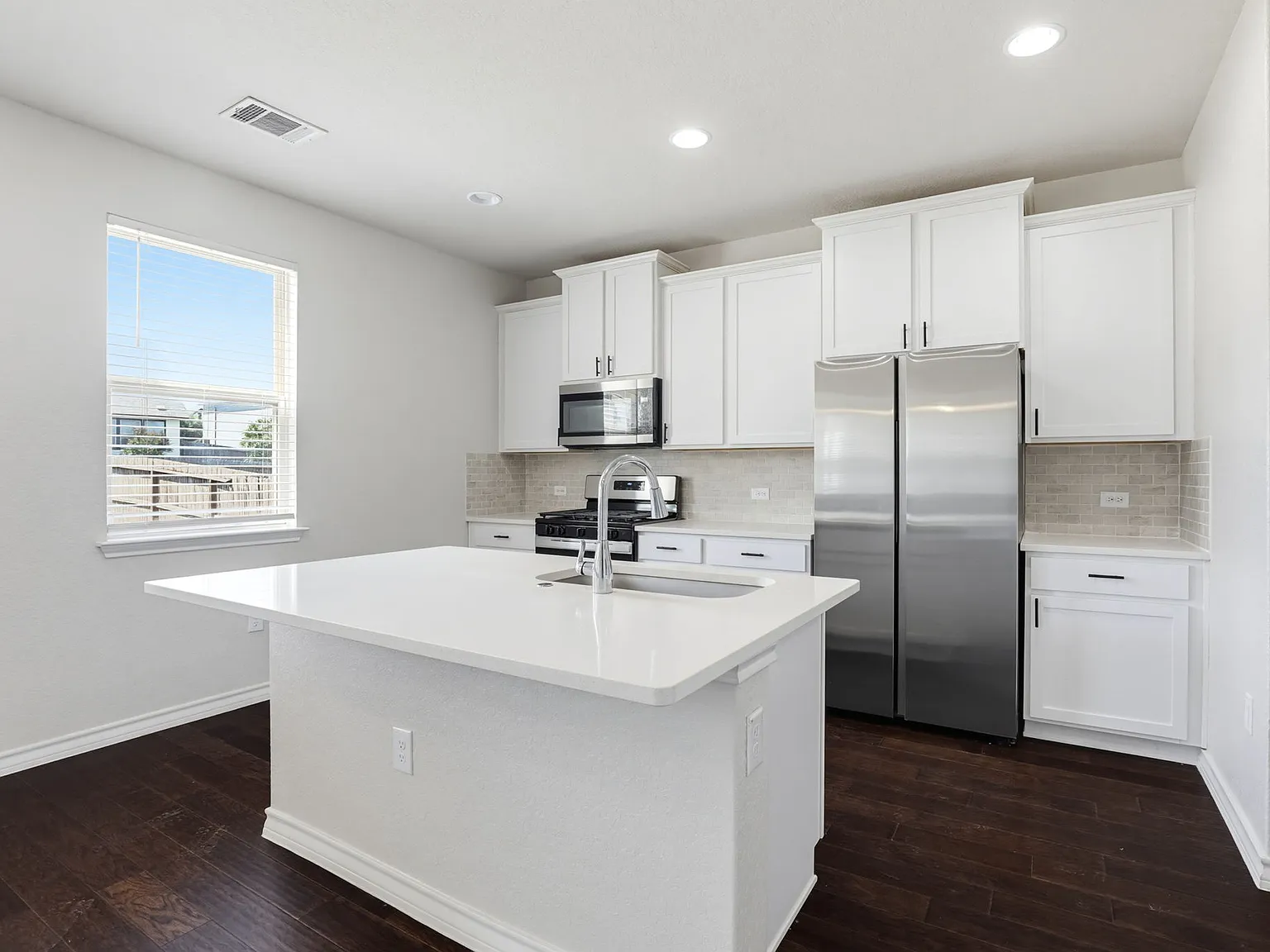 4 bed, 2233 sqft, $2,550 — Photo 4