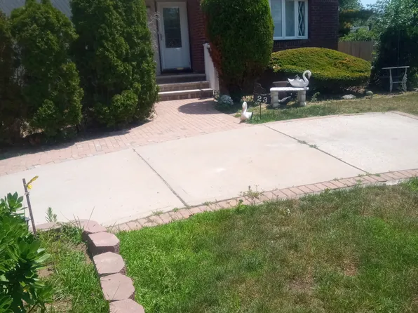 (undisclosed Address), Roosevelt, NY 11575