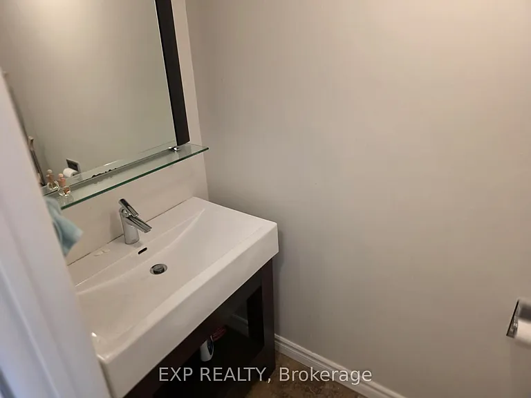 1296 Valerie Cres W — Photo 8