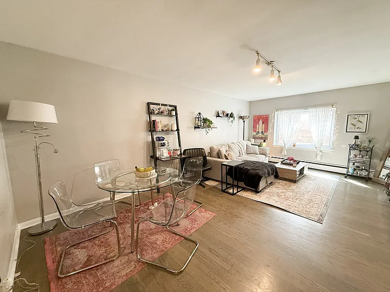 2827 N. Clark St. — Photo 2