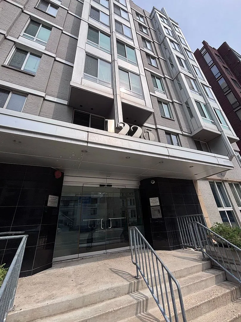 Stylish Modern One-Bedroom Loft in the Heart of DC! — Photo 1