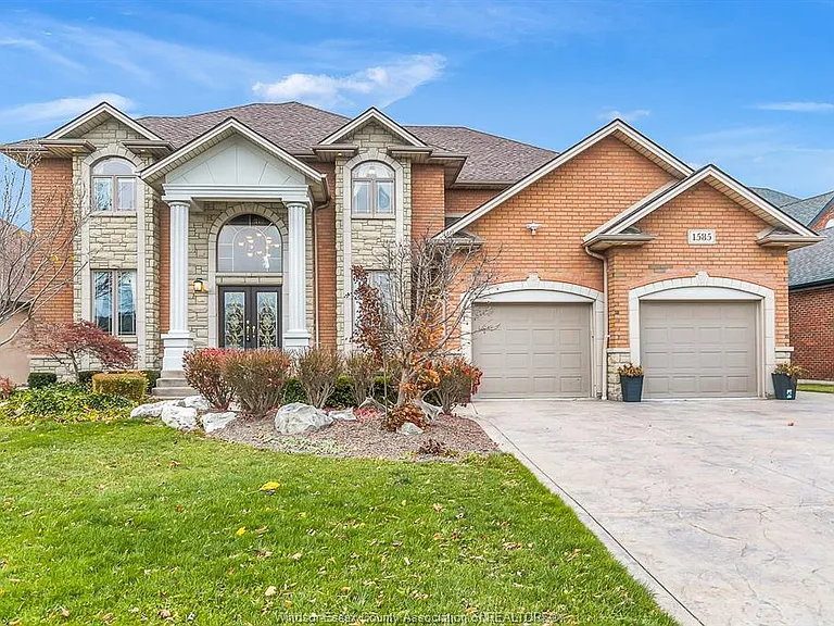 1585 Stoneybrook Cres — Photo 1