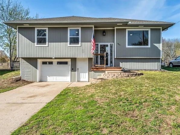 1900 Parkwood Dr, Harrisonville, MO 64701