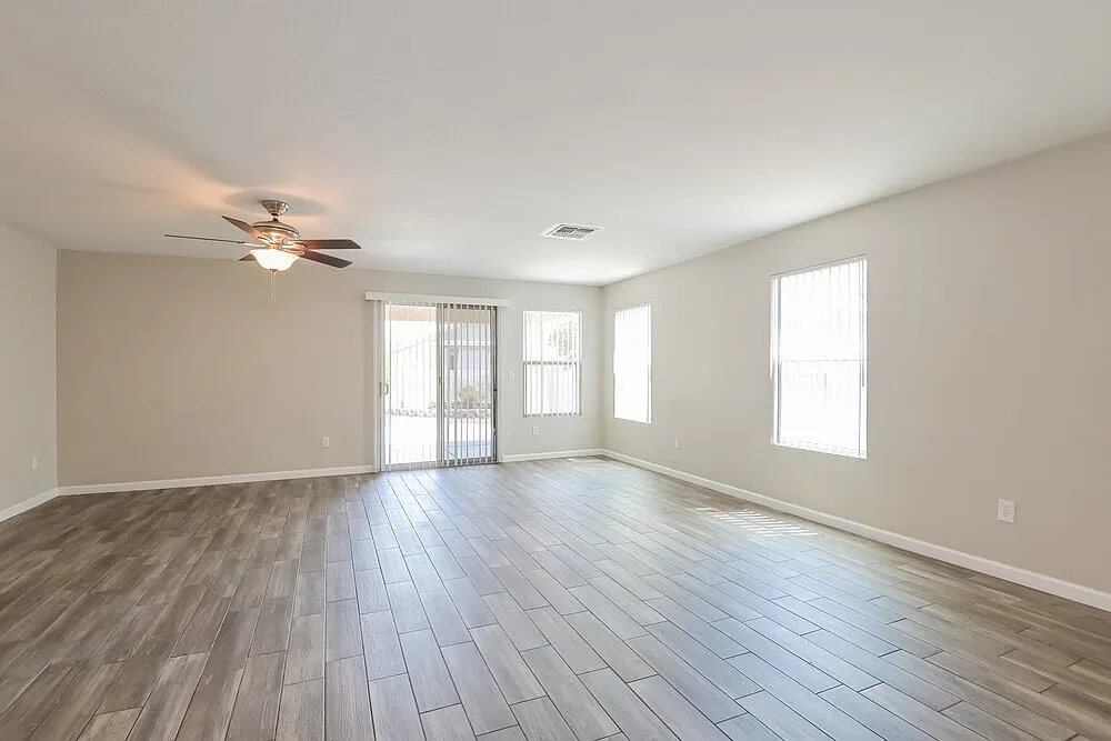 3 bed, 2.0 bath, 1800 sqft, $2,140 — Photo 4
