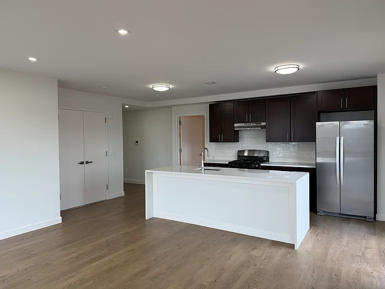 224 Gramatan Ave #8E — Photo 3