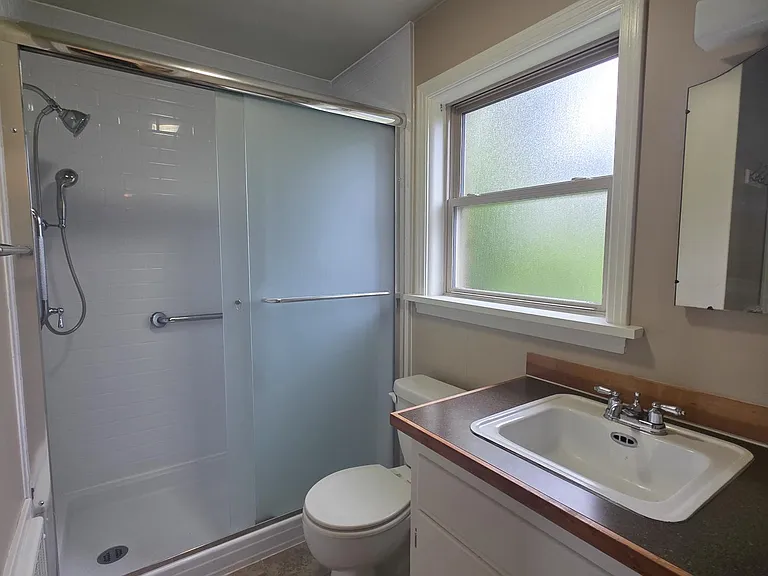214 J St NE — Photo 5