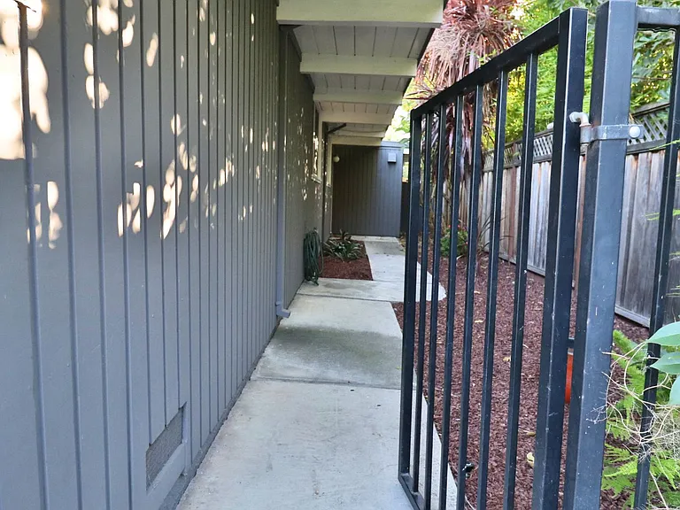 2467 Alvin St — Photo 2