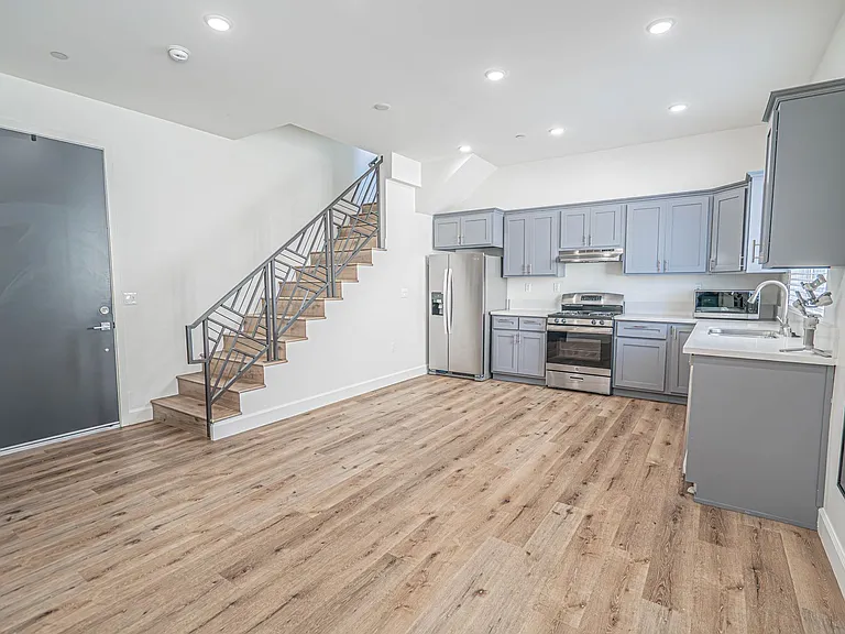14550 Burbank Blvd #102 — Photo 7