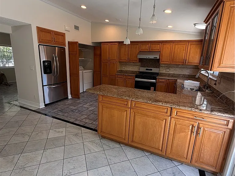 22346 Hartland St — Photo 6