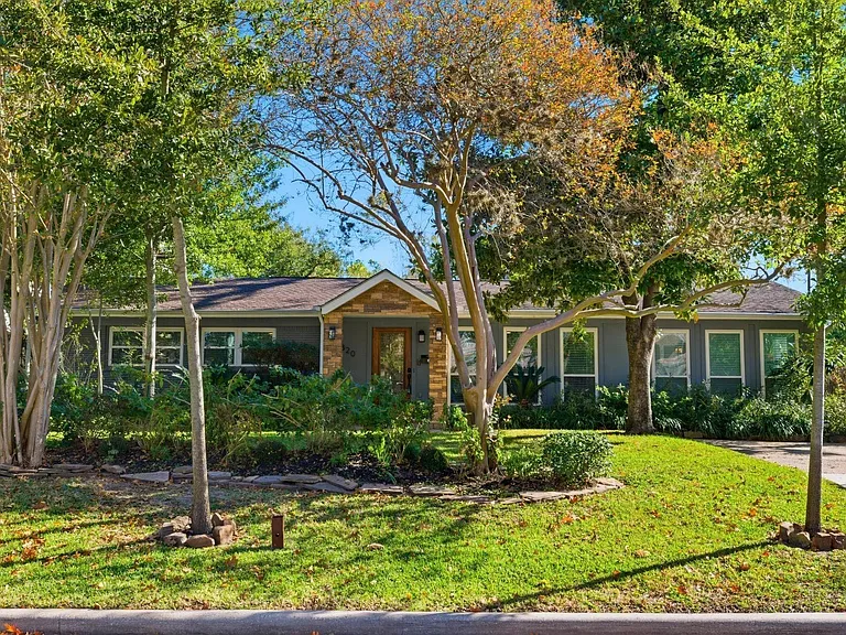 1320 Woodvine Dr — Photo 2