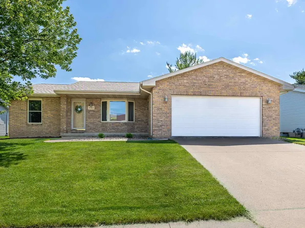 4463 Camelot Dr, Dubuque, IA 52002