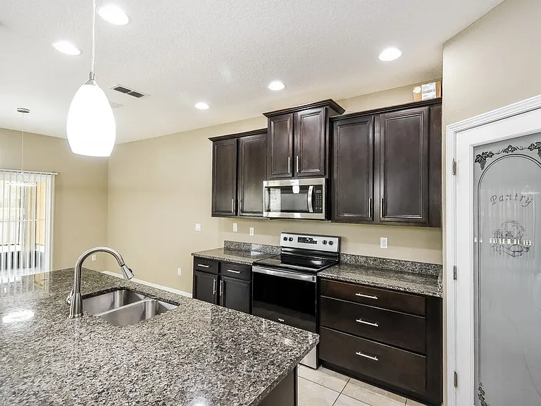 918 Glendale Ln — Photo 7