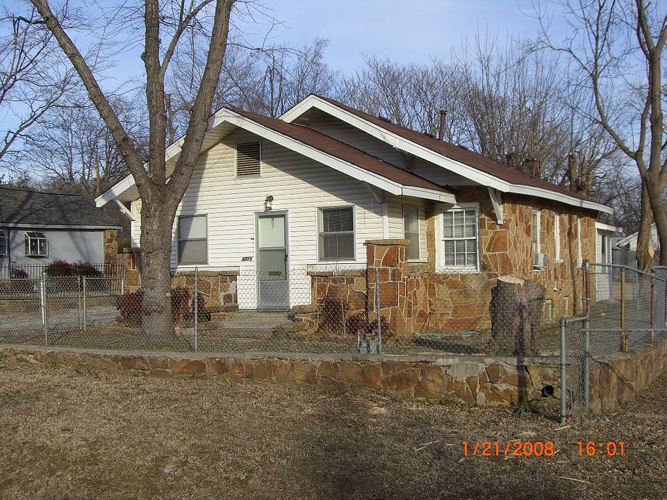 Great starter home in Historic Red Fork! New roof, hot water heater & flooring