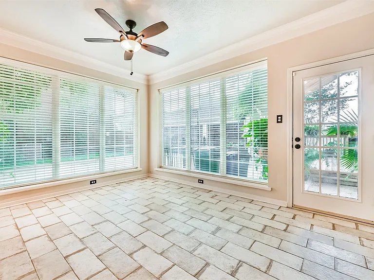 2111 Riverside Dr — Photo 11