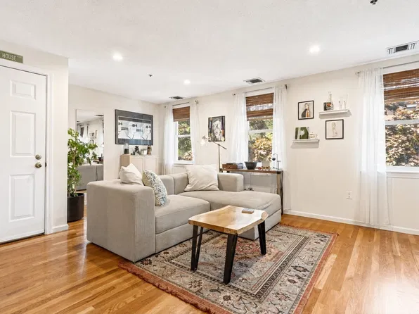 15 Main St APT B, Charlestown, MA 02129