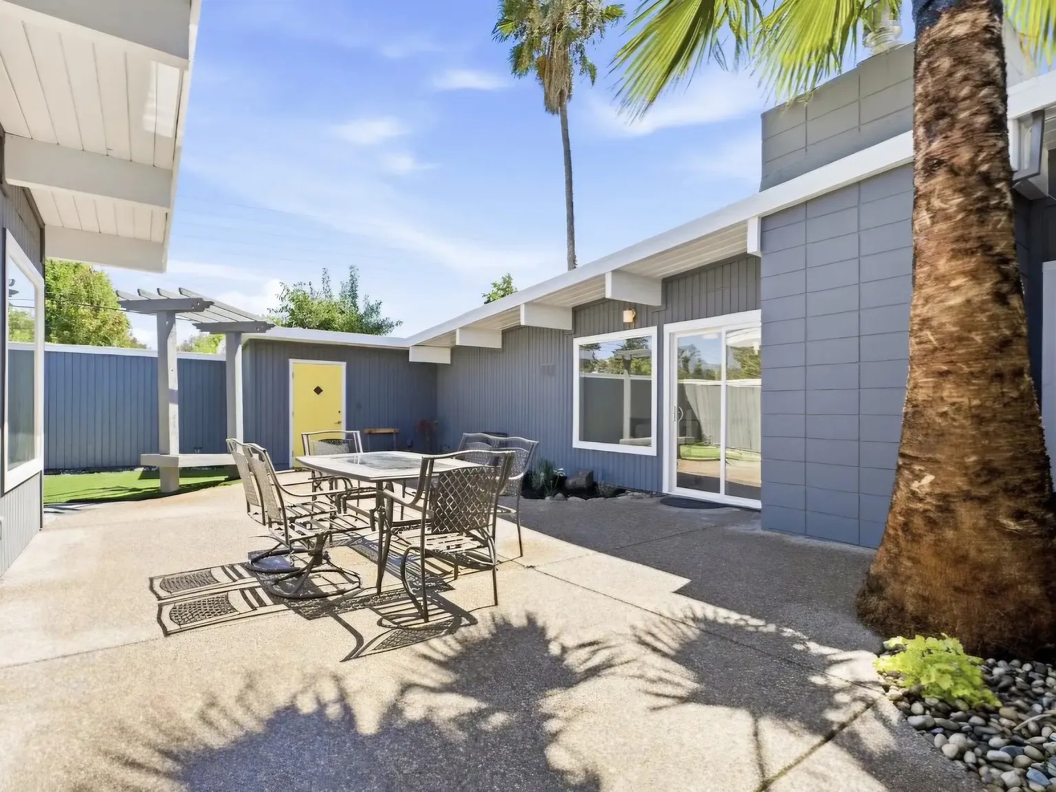 5 bed, 2232 sqft, $5,900 — Photo 3