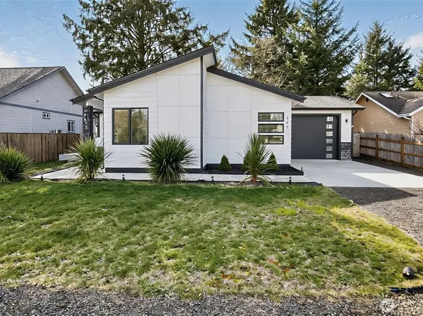 793 Island Circle SE, Ocean Shores, WA 98569