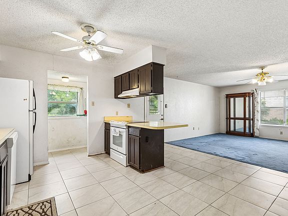3rd image of 122 Cimarron Ln