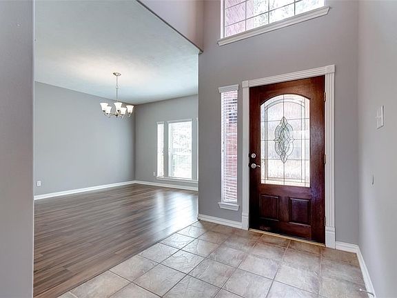 Elegant Foyer to greet Guest; high ceilings, wide spaces!