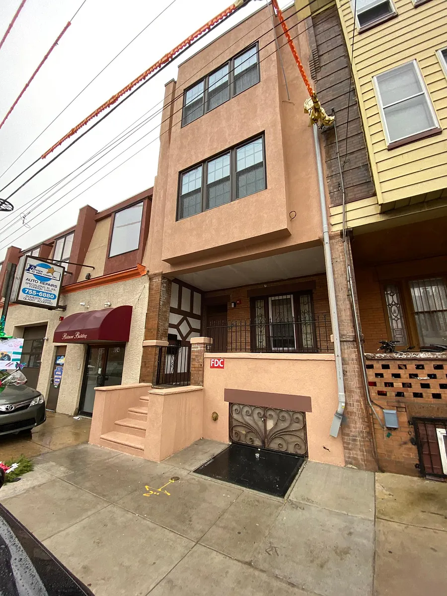 Photo 1 of 10 - 826 Reed St #2 - Philadelphia, PA Primary Photo - 826 Reed St #2