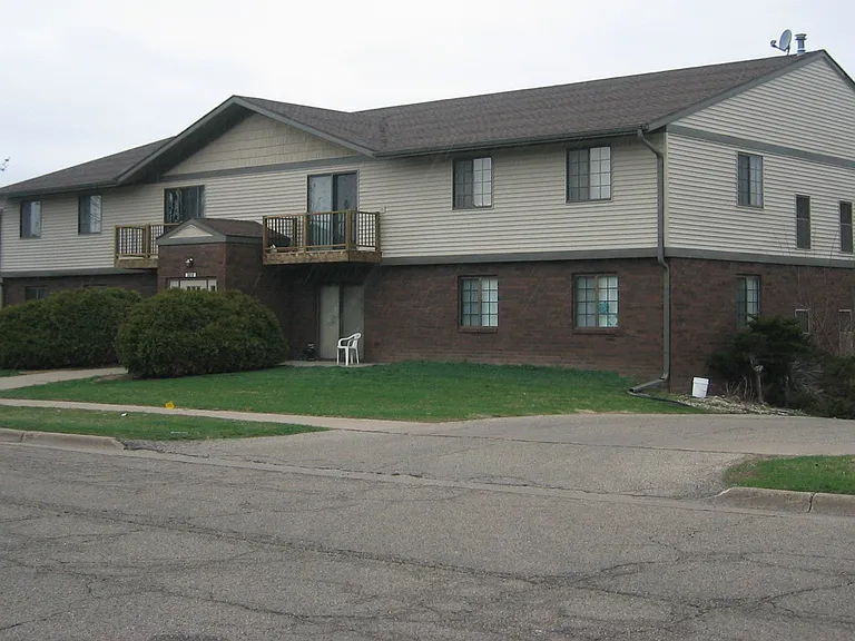 1616 Kenilworth Ct — Photo 1