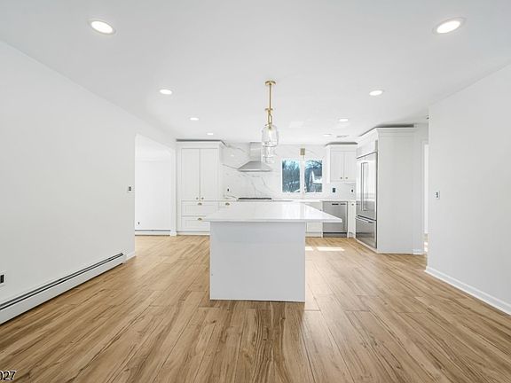 3rd image of 15 Glen Rd