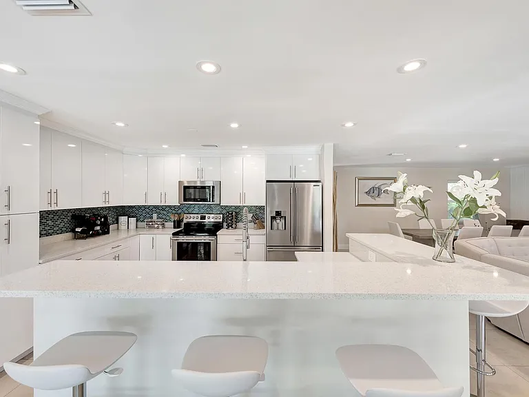 537 E Causeway Blvd — Photo 7
