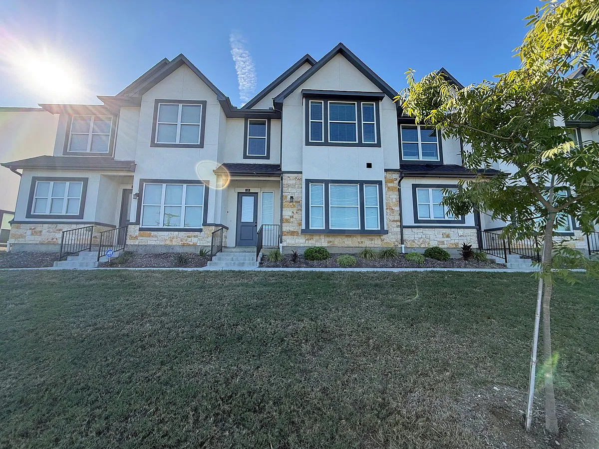 4 bed, 2.5 bath, 2159 sqft, $2,249 — Photo 4