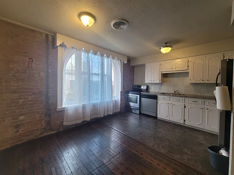200 S Beaton St #202 — Photo 5