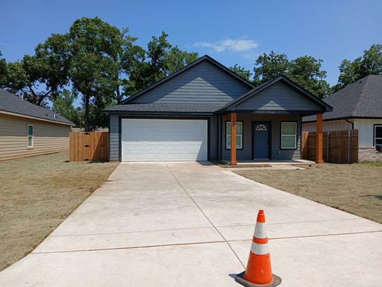 1027 W Coffin St, Denison, TX 75020