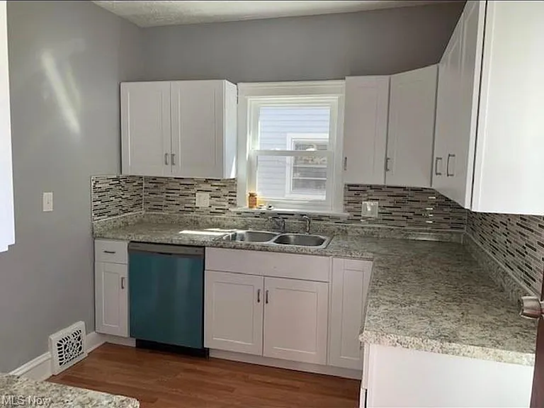 17475 Woodford Ave #LOWER — Photo 3
