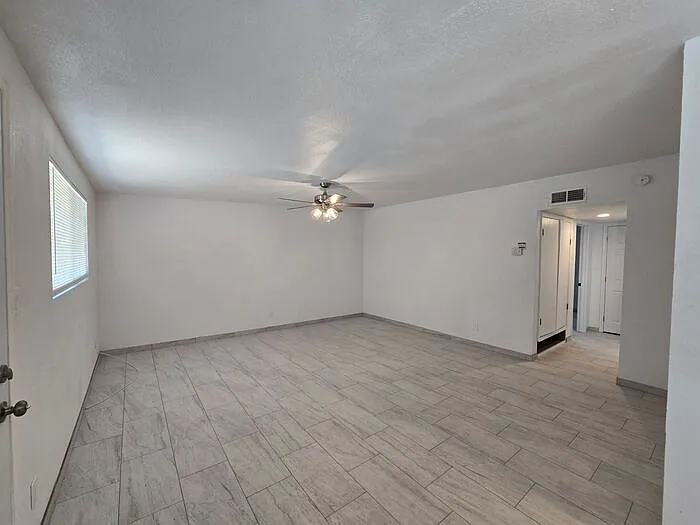2 bed, 1.0 bath, 900 sqft, $1,300 — Photo 3