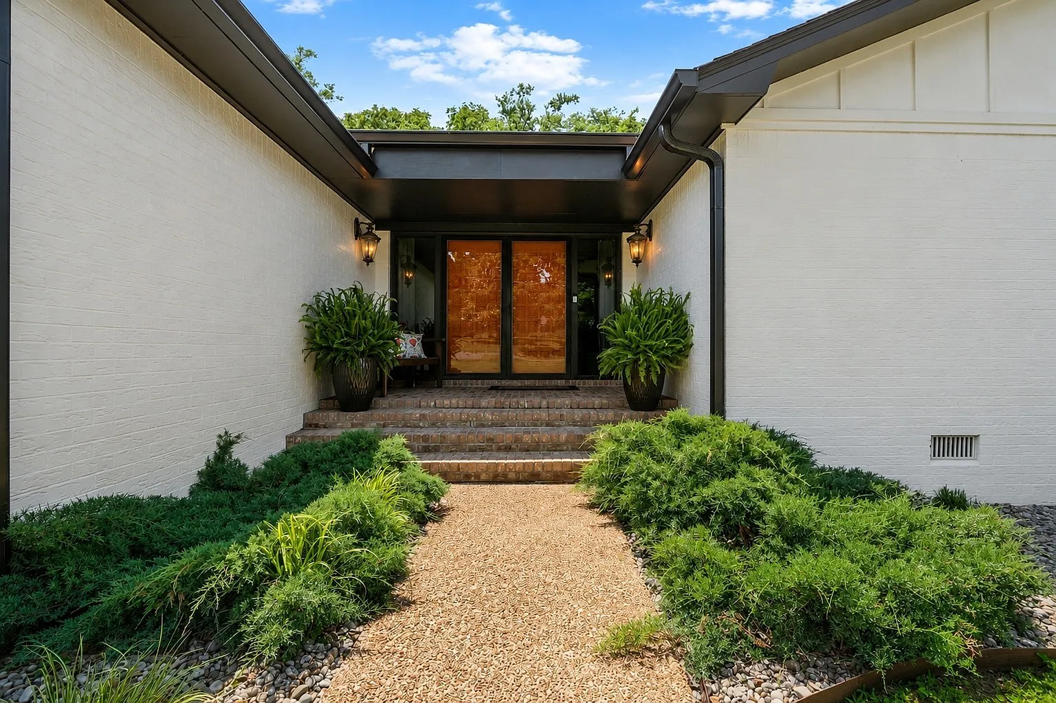 4 bed, 2.5 bath, 3994 sqft, $3,500 — Photo 4