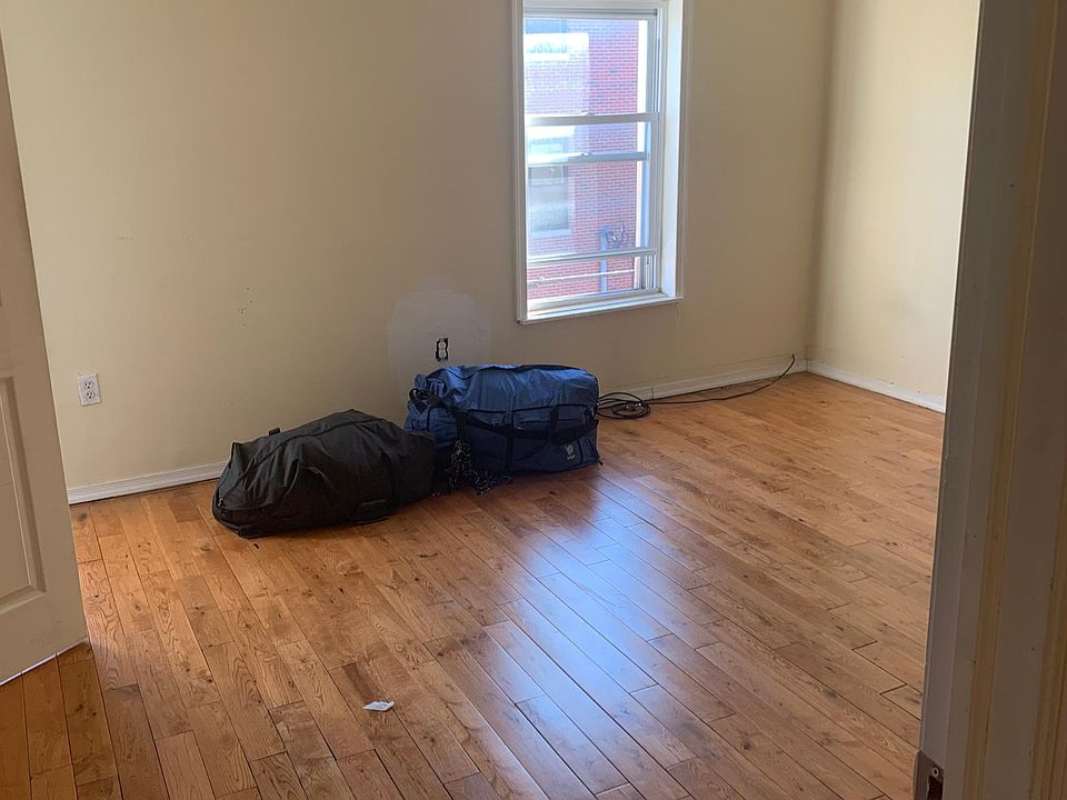 1st image of 182 Diamond St Floor 3
