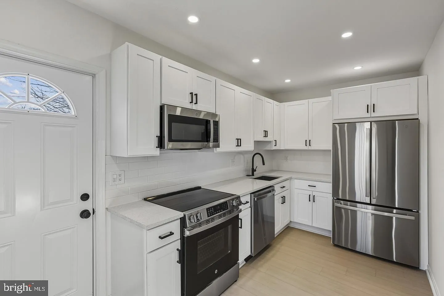 3 bed, 1.5 bath, 1024 sqft, $2,425 — Photo 2