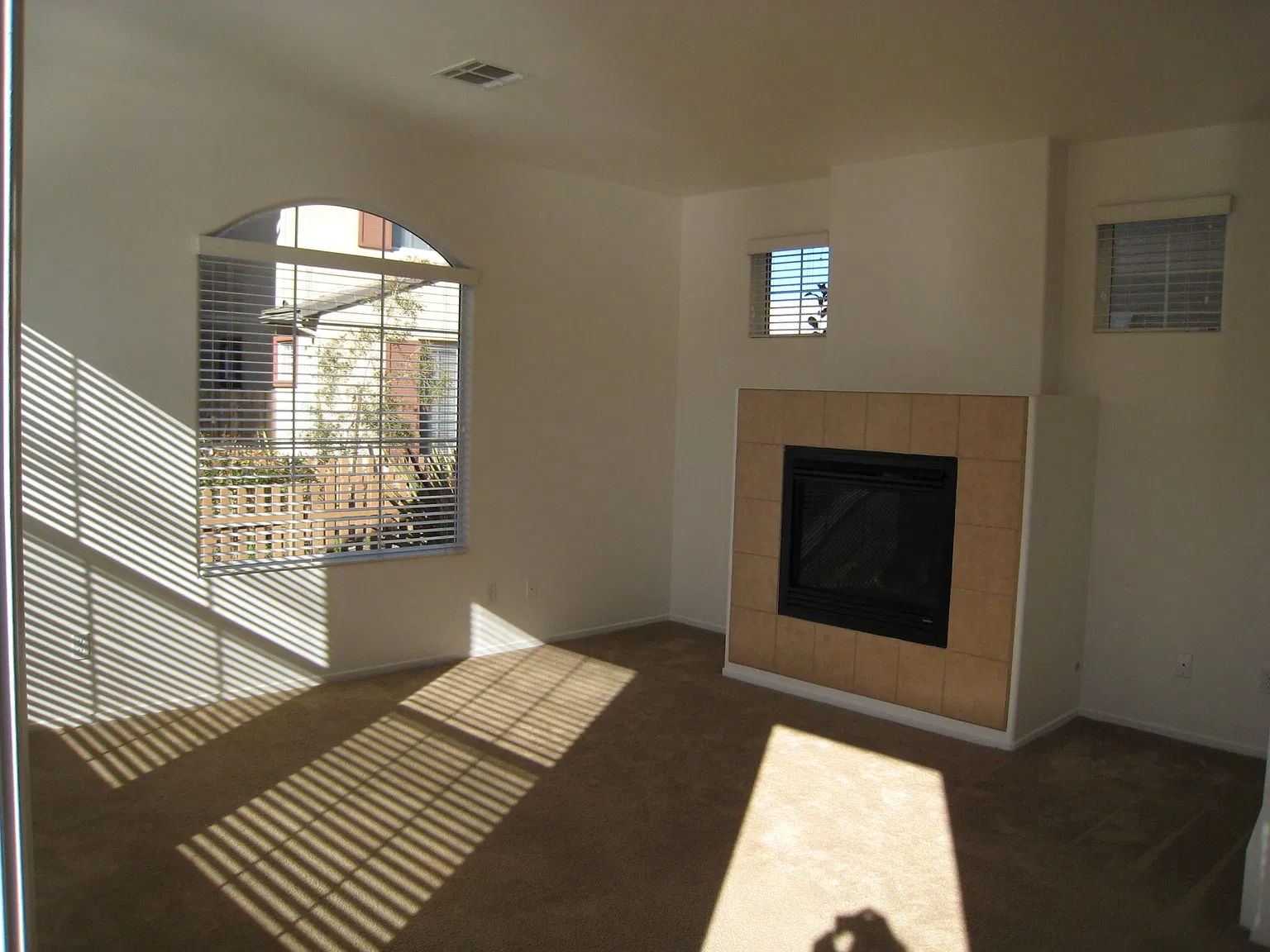 3 bed, 2.5 bath, 1600 sqft, $3,300 — Photo 2