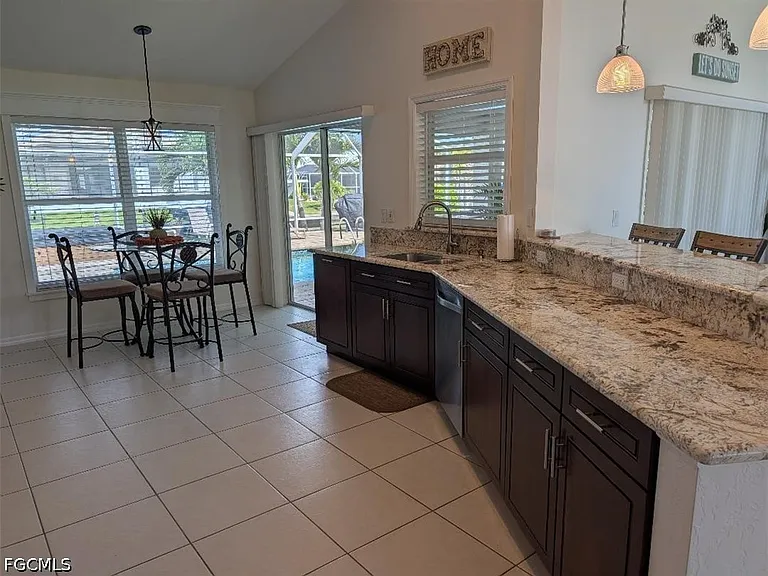 5008 SW 9th Pl — Photo 6