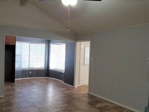 3rd image of 806 Hilltop Dr
