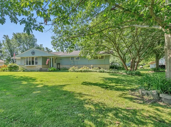 1165 E 2nd St, Coal City, IL 60416