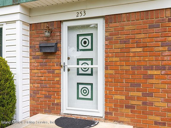 3rd image of 253 Adelaide Ave