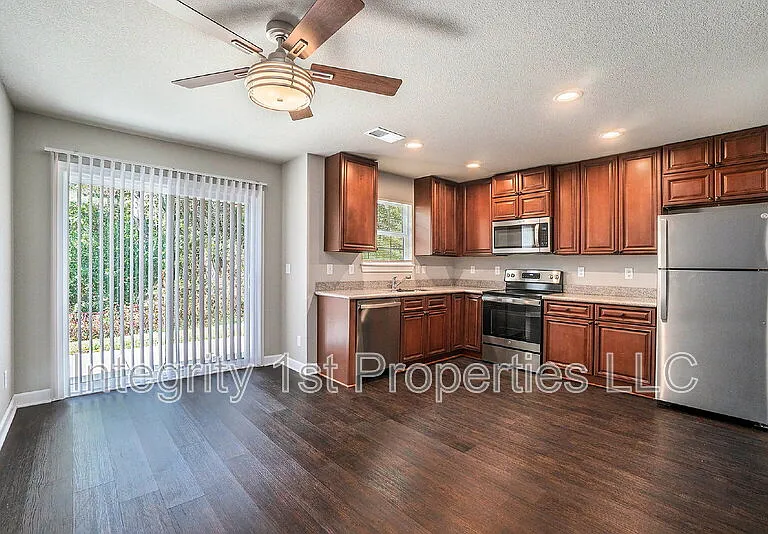 6303 NE 44th St — Photo 8