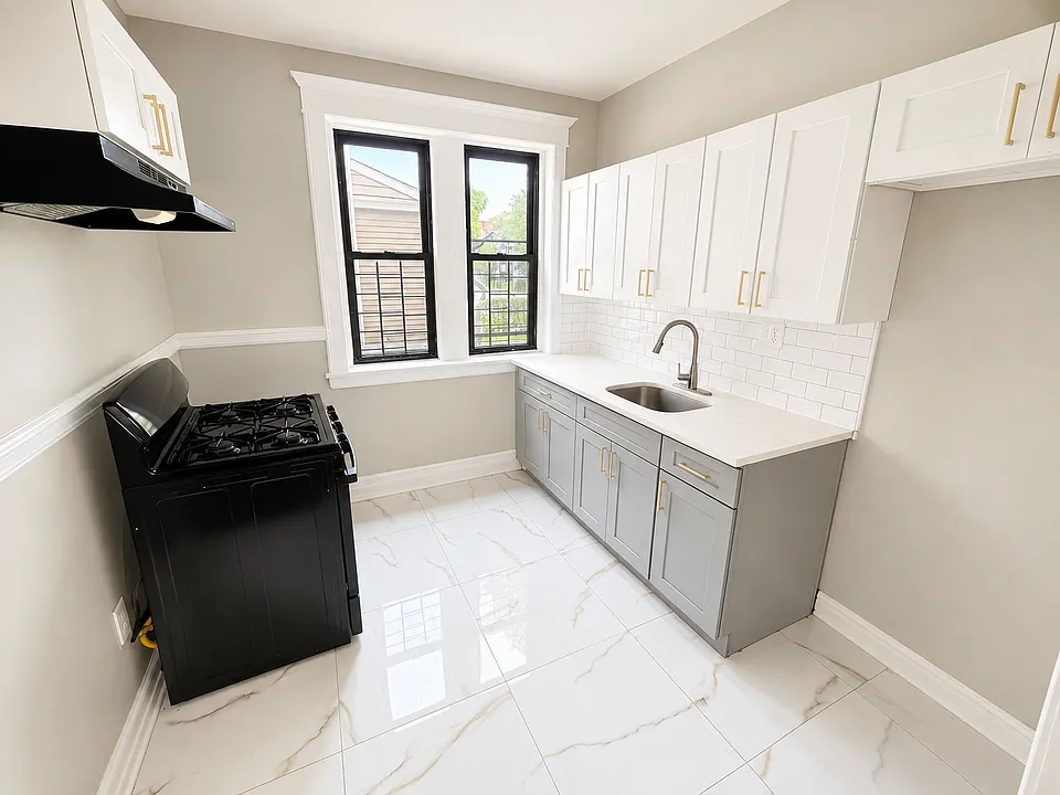 4 Carnegie Ave #4
